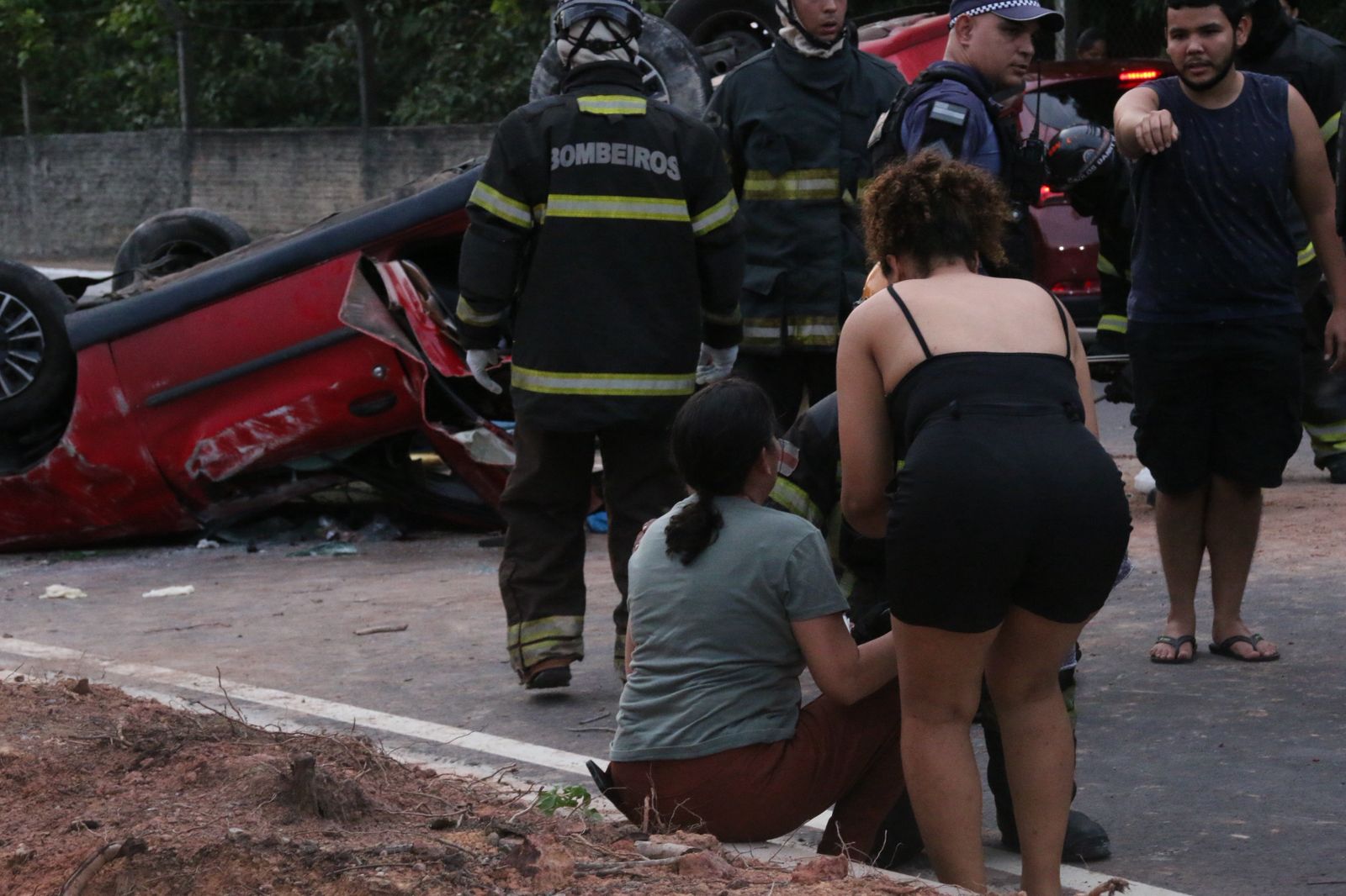 Desespero: familiares acompanham resgate de vítimas após grave acidente na Av. do Turismo
