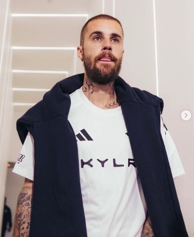 Justin Bieber sofre queda em skate elétrico e revela dor intensa para cantar