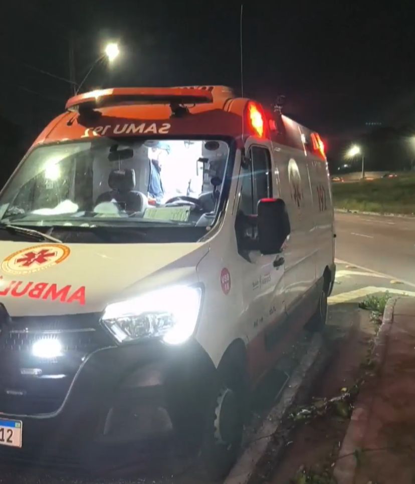 Garupa de motocicleta de App é arremessada durante acidente na Av. das Flores