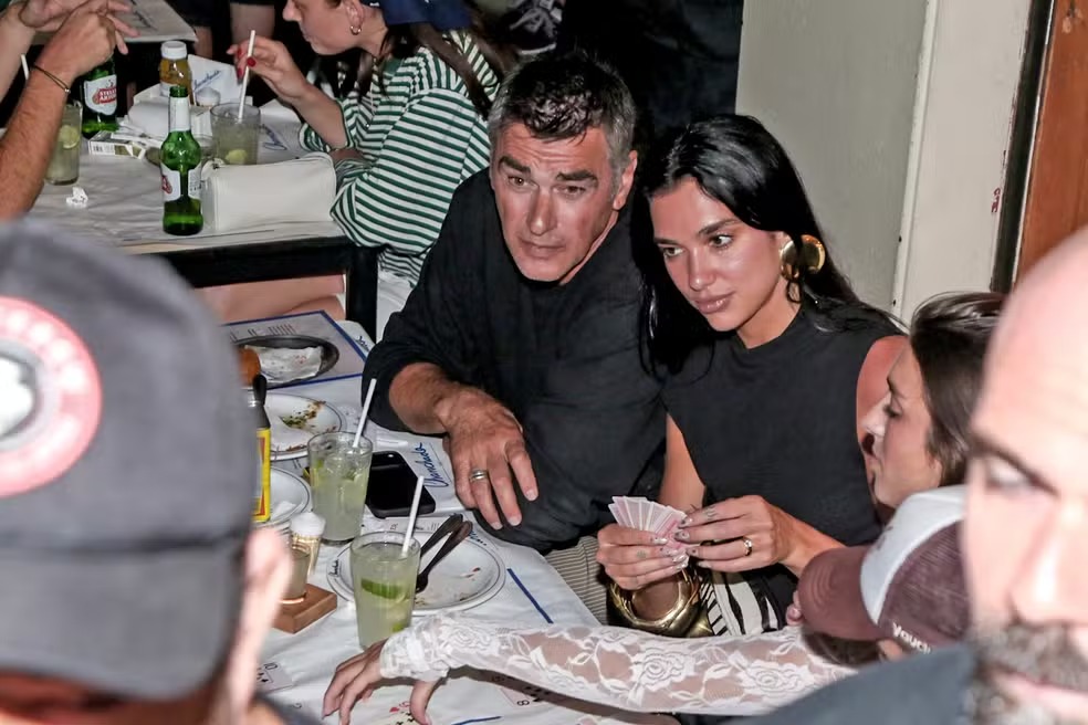 Dua Lipa joga cartas em bar do Rio de Janeiro; veja fotos 