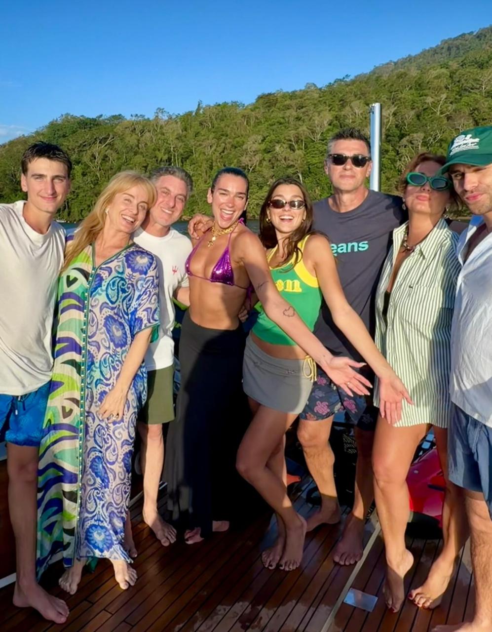 Dua Lipa passa fim de semana na casa de Luciano Huck e fará participação no Domingão