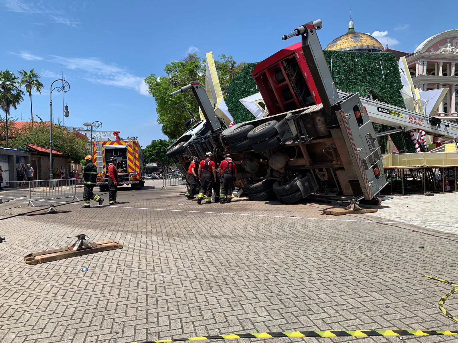 Após acidente, Iphan pede paralisação de instalação de árvore de Natal no Largo