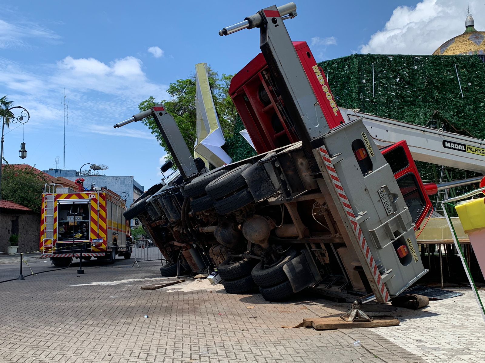Sem plano, sem equipamento; delegado lista erros de empresa em acidente com árvore de Natal