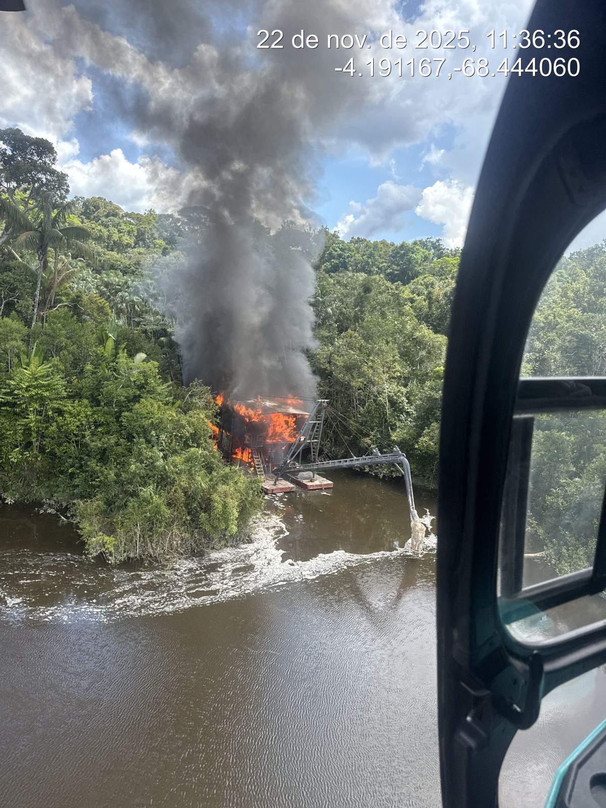 Dragas e equipamentos usados no garimpo ilegal são destruídos durante operação no Amazonas