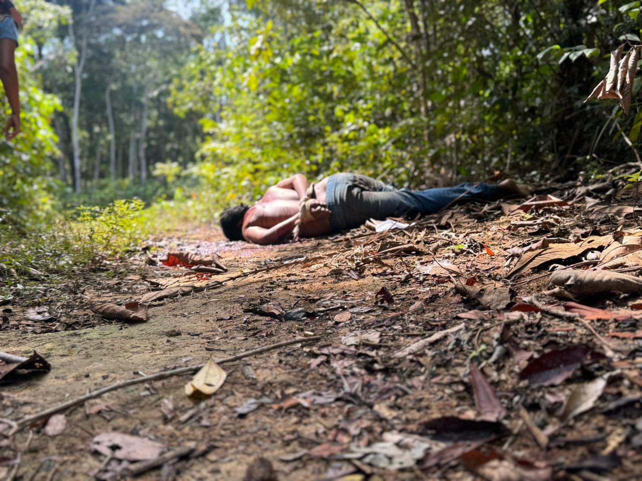 Com bilhete do CV, homem é achado morto com corda no pescoço no Tarumã