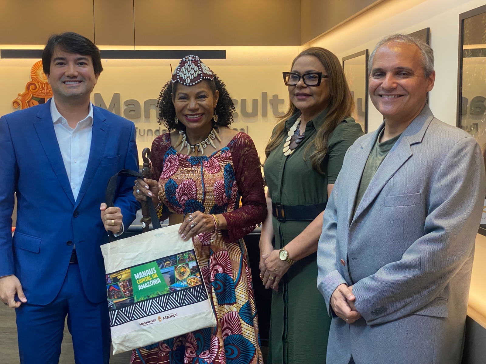 Rainha africana visita Manaus e abre caminho para parceria histórica com cidade