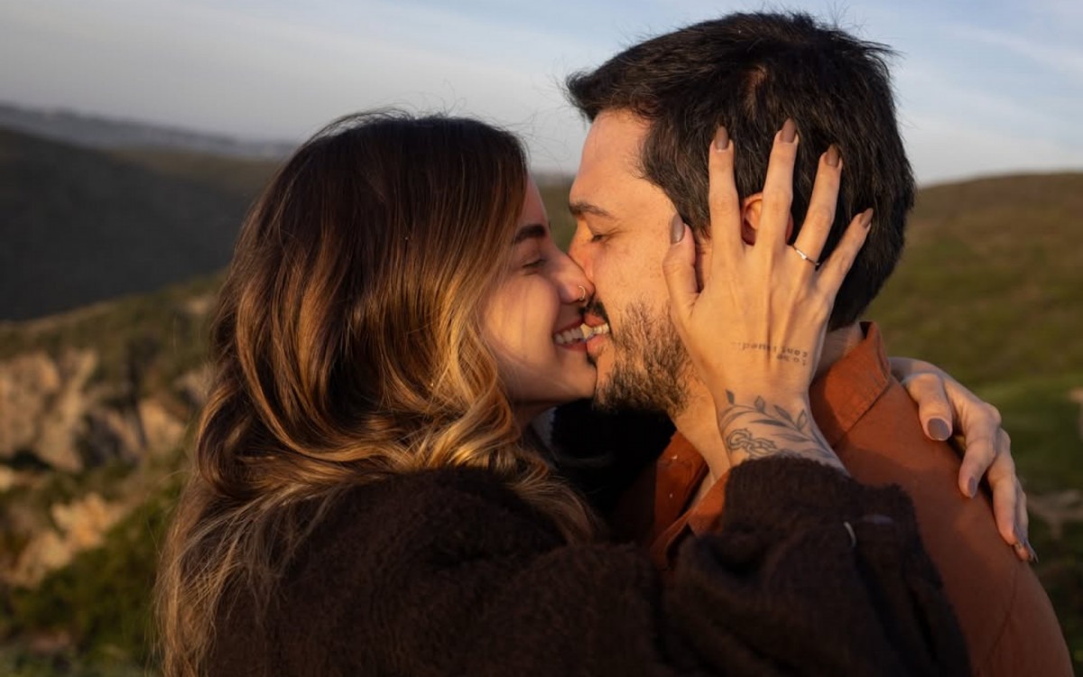 Mari Palma anuncia noivado com humorista durante viagem a Portugal