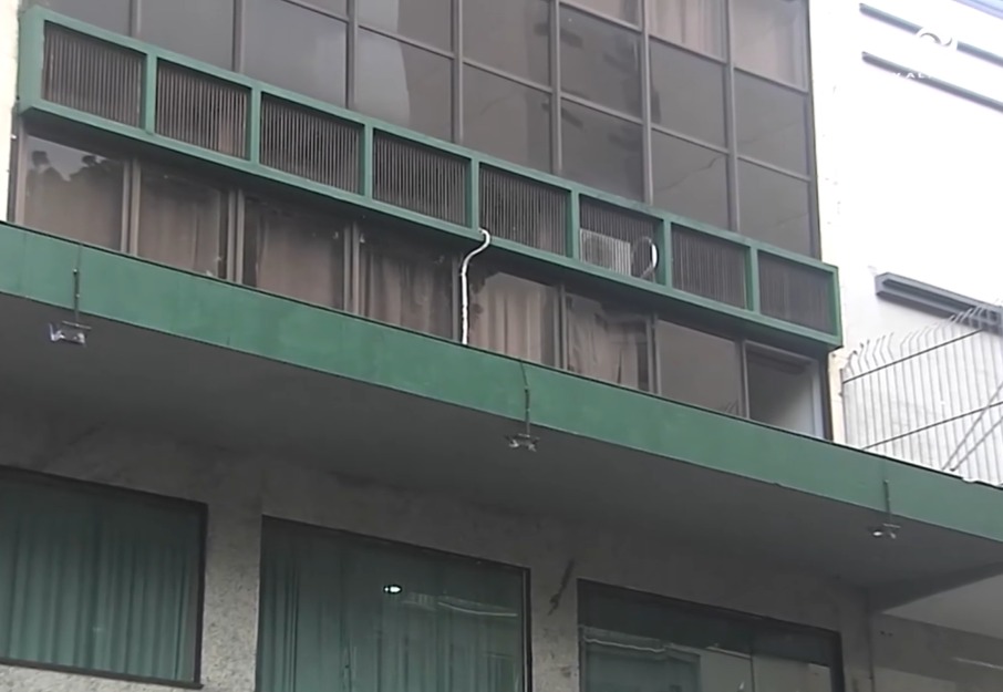 Mãe atira filha de 7 anos pela janela e se joga do 10º andar de hotel em MG