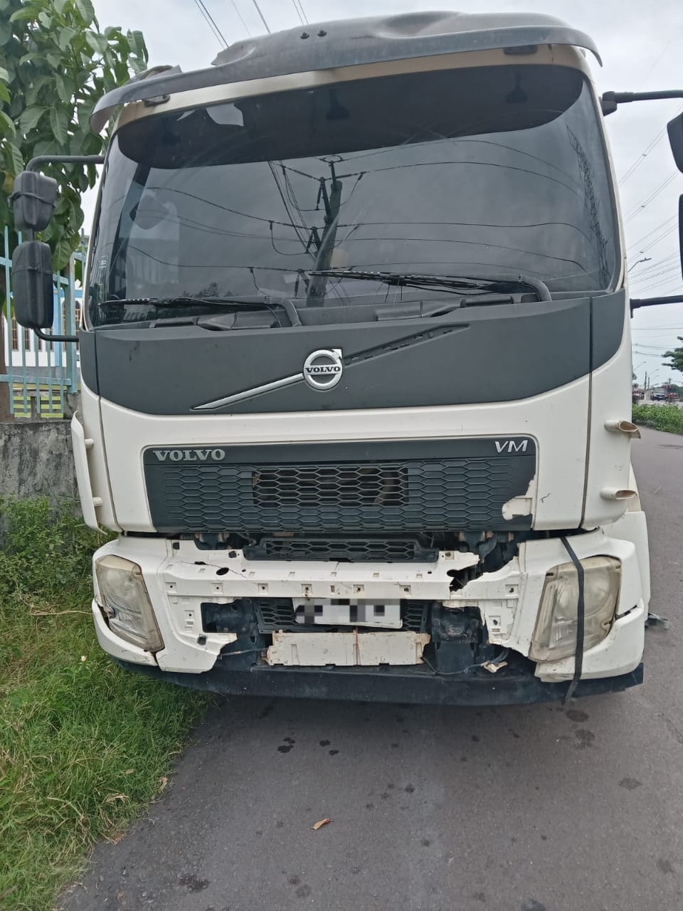 Detran apreende caminhão que circulava com carga deslocada na Avenida das Torres