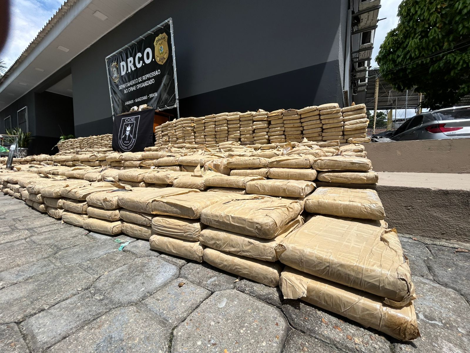 Polícia intercepta embarcação com 1,7 tonelada de drogas em Codajás 