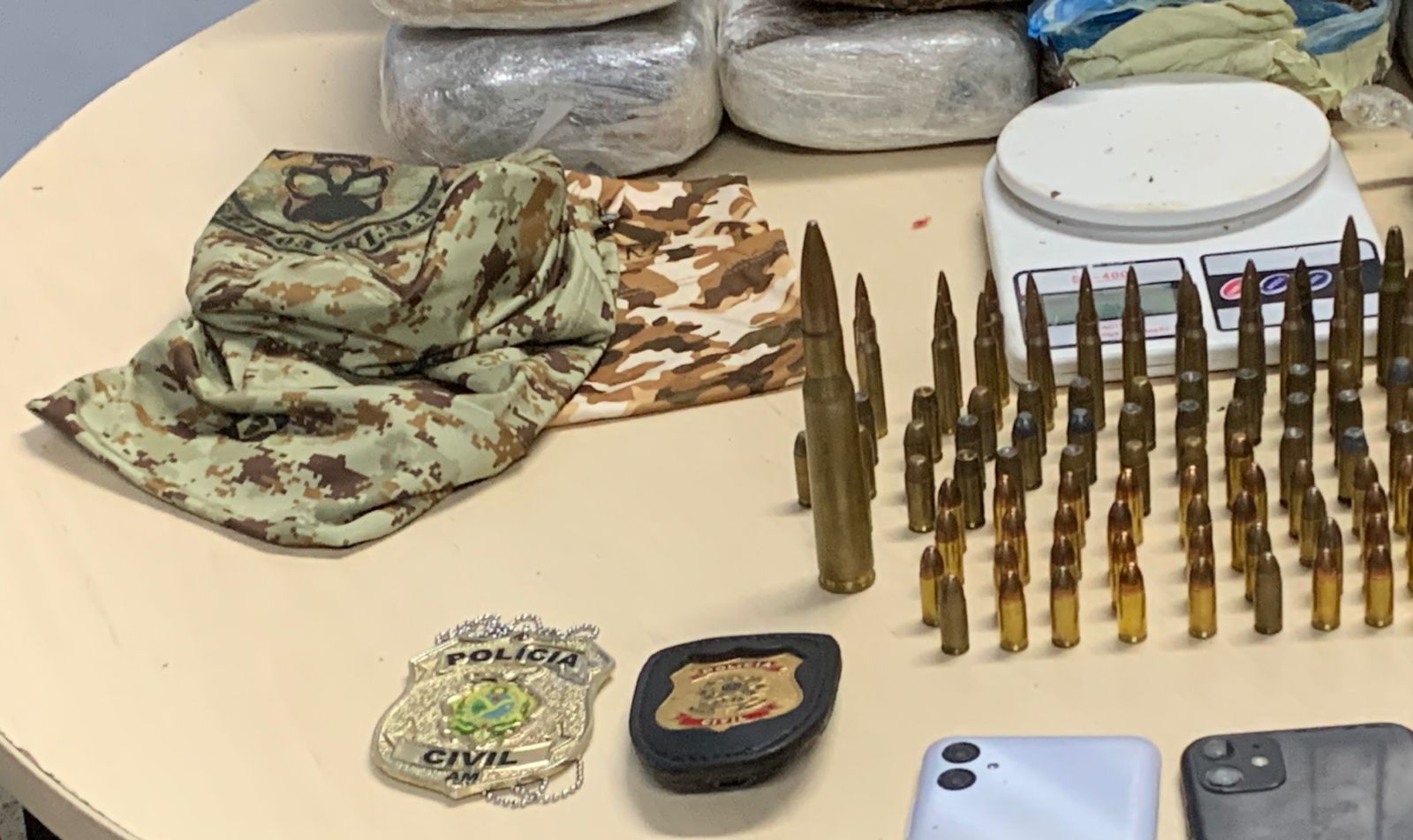Dupla é presa com drogas, munições e distintivos da polícia em Manaus: ‘munição de guerra’