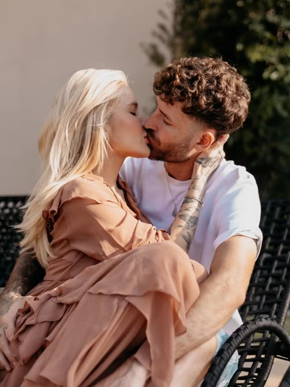 Karoline Lima e Léo Pereira reatam namoro e surgem em fotos românticas