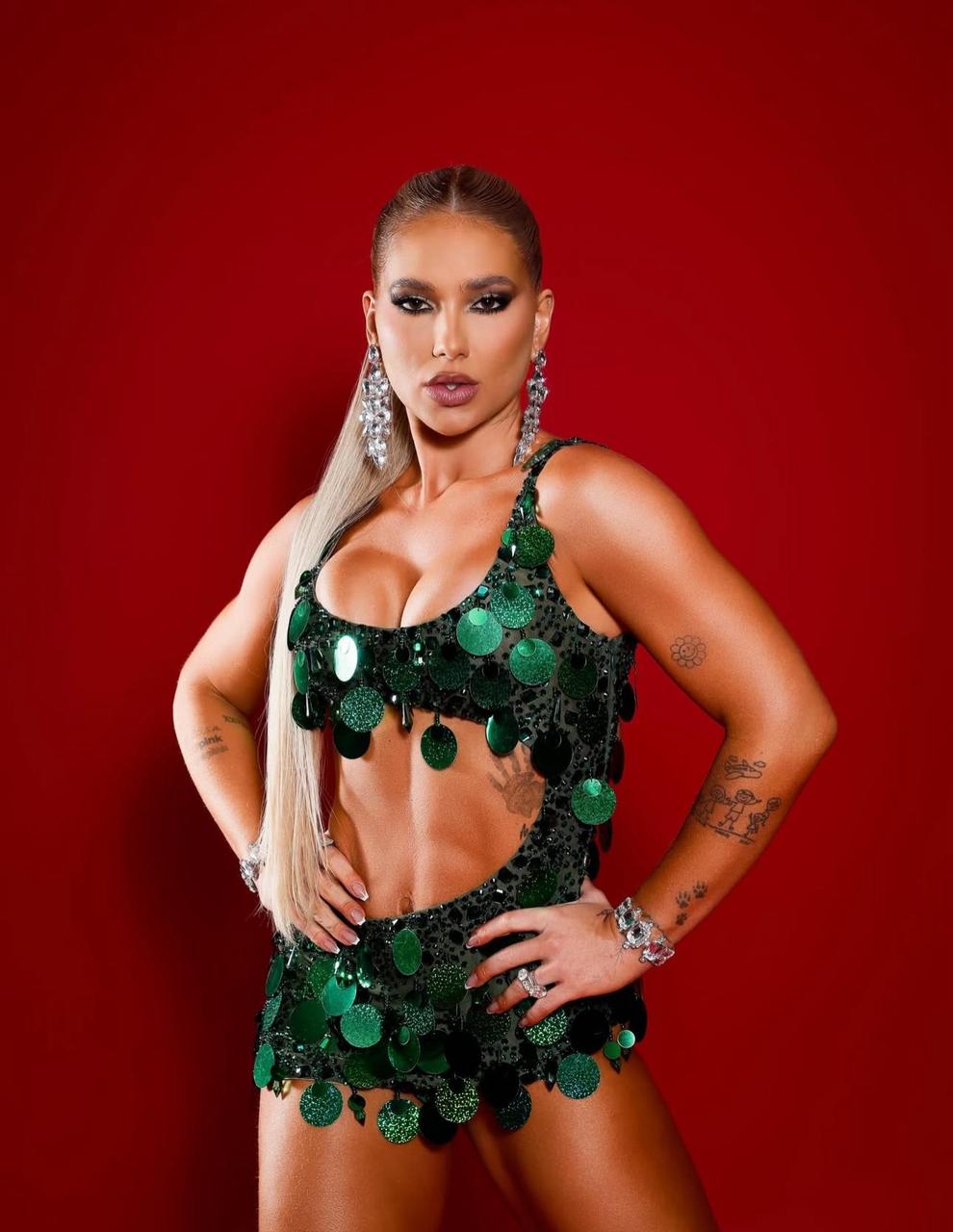 Rainha de bateria, Virginia é liberada de ensaios da Grande Rio para viajar 