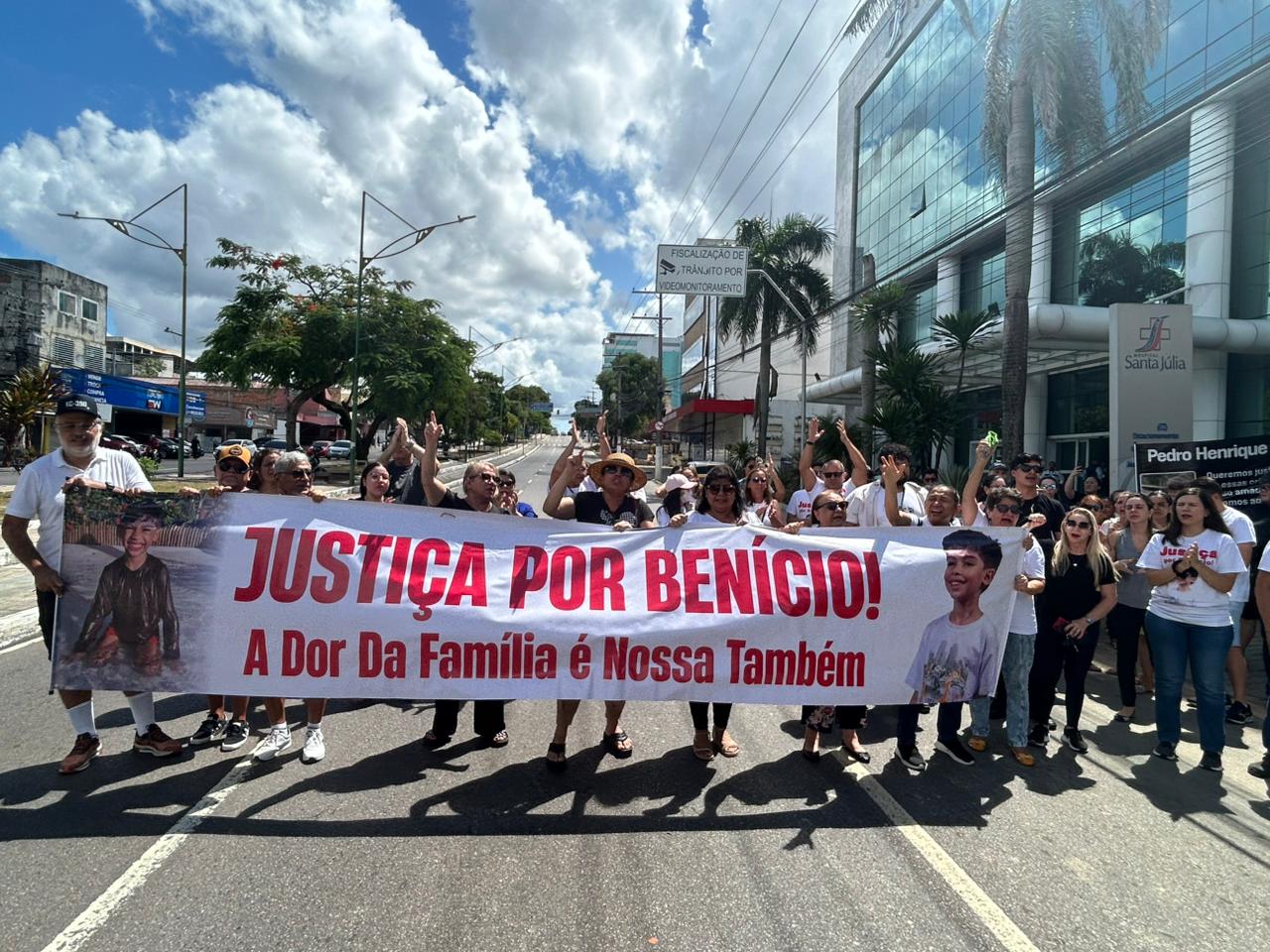 "O fogo não vai apagar": pais de Benício fazem protesto cobrando Justiça