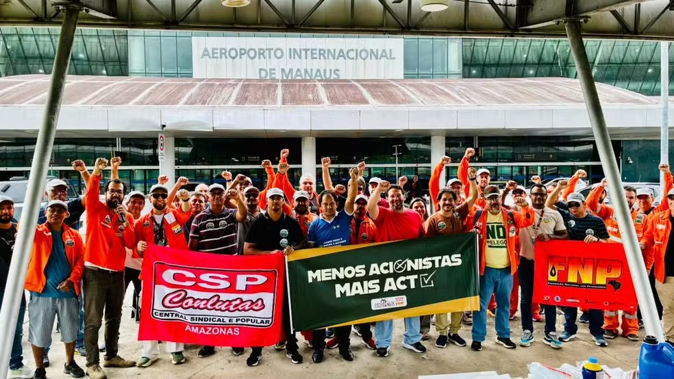 Petroleiros de Urucu fazem protesto no Aeroporto de Manaus em meio à greve nacional