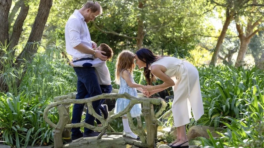 Meghan Markle e príncipe Harry postam foto rara com os filhos 