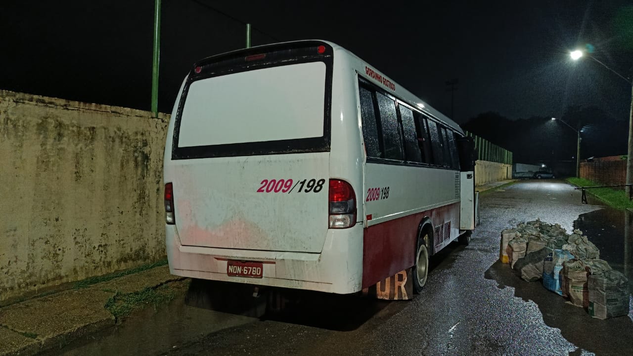 PM apreende toneladas de drogas em micro-ônibus em ramal no Amazonas