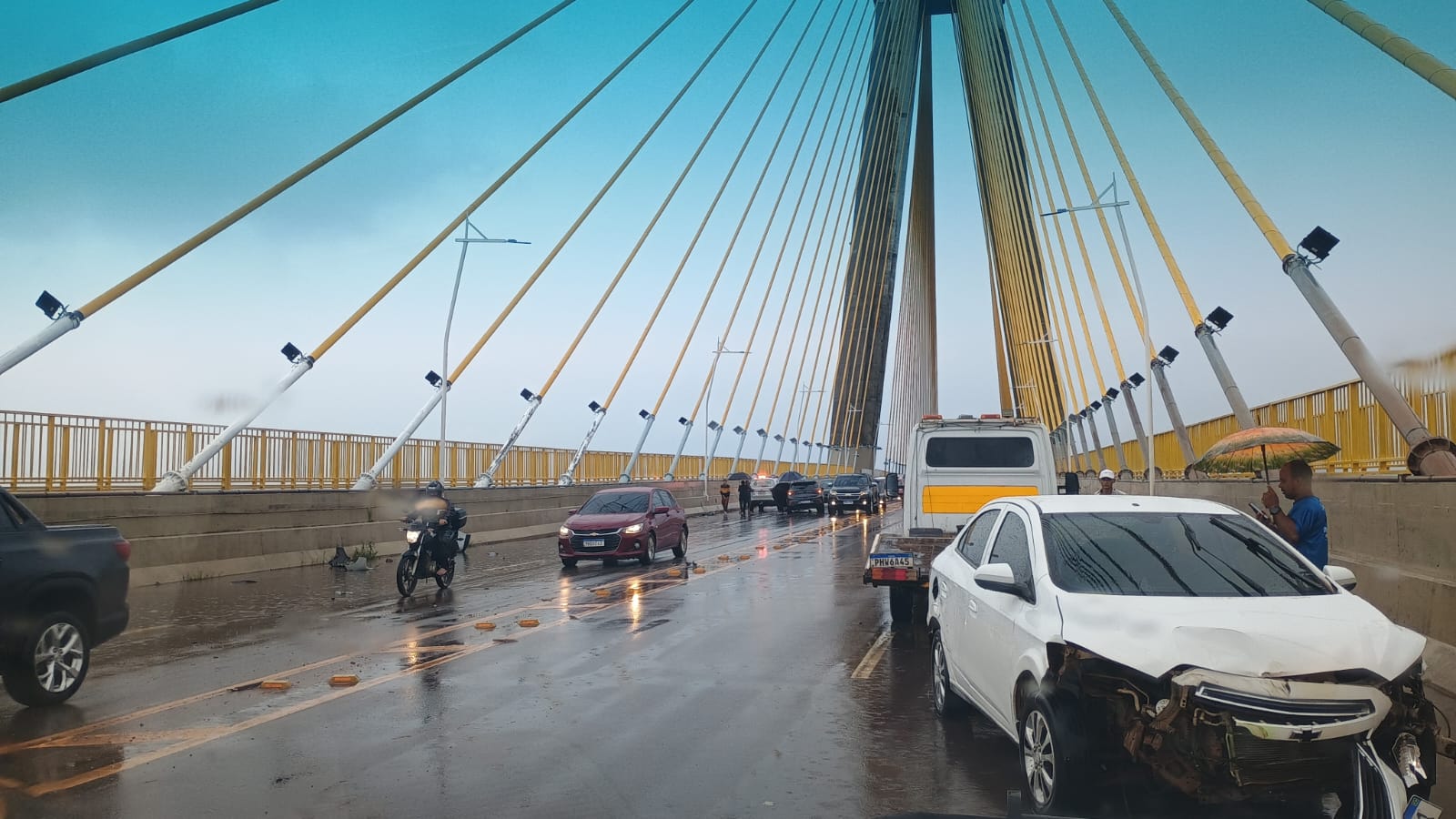 Carros ficam destruídos durante acidente sobre a Ponte Rio Negro durante chuva
