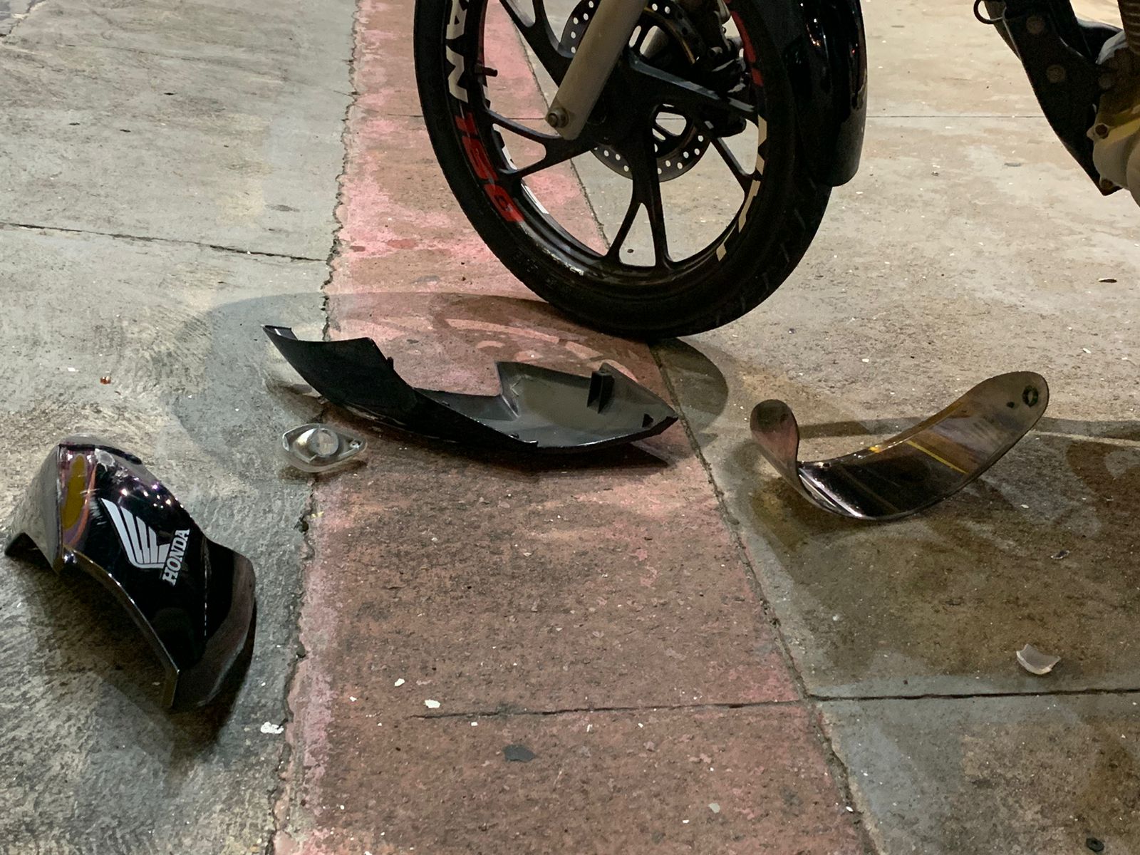 Motociclista fica ferido após queda na Avenida Djalma Batista durante o Natal