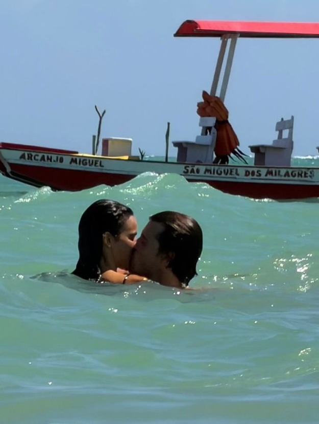 Bruna Marquezine e Shawn Mendes são flagrados durante pegação no mar; veja