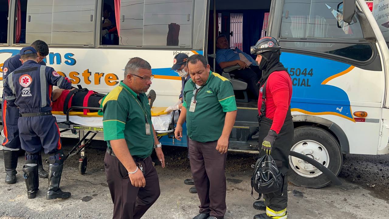 Sobe para 11 o número de vítimas de acidente entre micro-ônibus no Distrito Industrial II