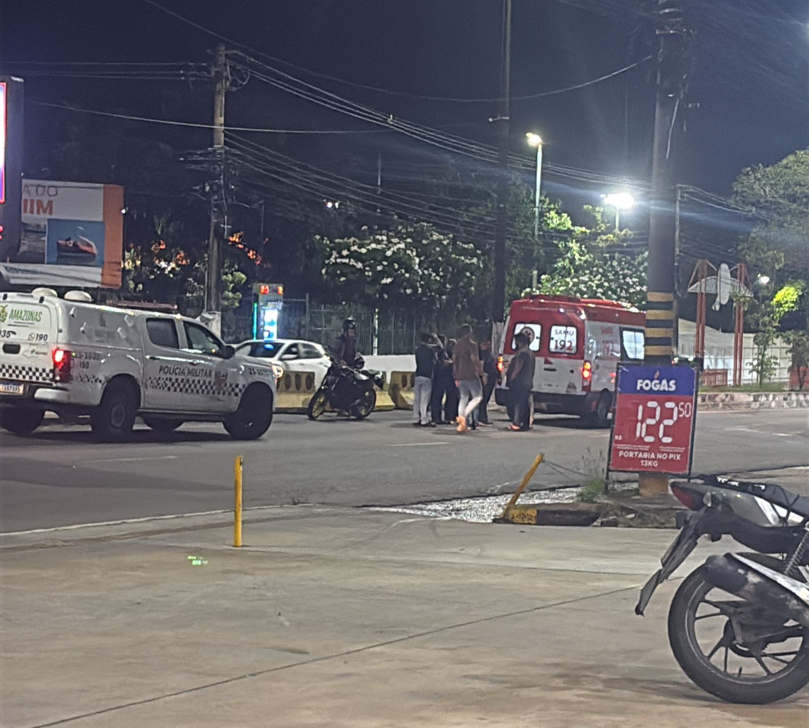 Mulher é arremessada ao ser atropelada por moto na Avenida Rodrigo Otávio