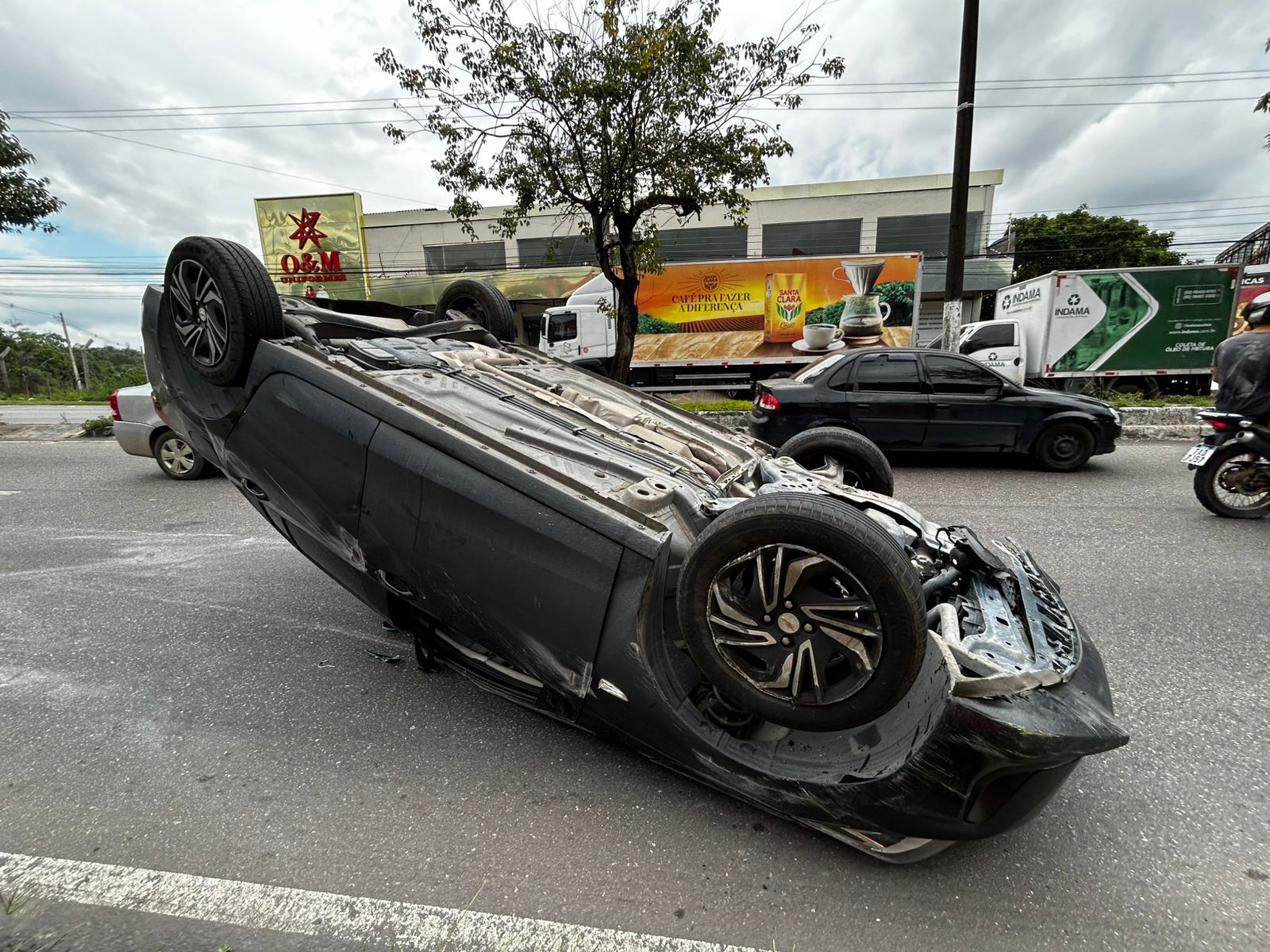 Motorista sobrevive a capotamento no Japiim; trânsito fica congestionado