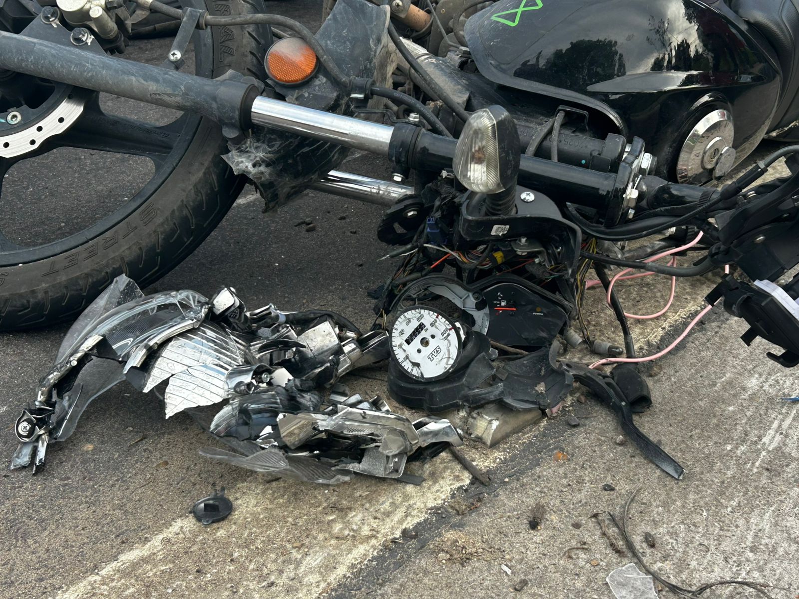 Passageira de moto morre após condutor entrar na contramão na Avenida das Torres