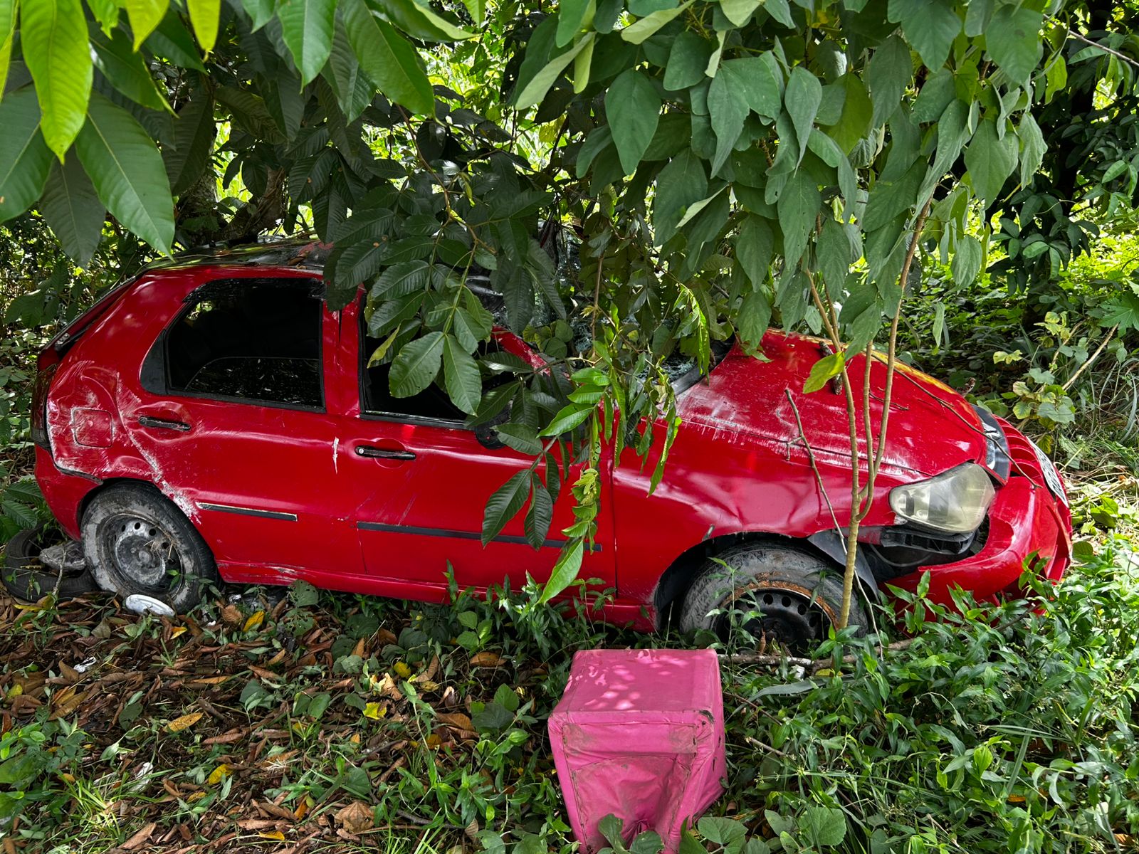 Motorista é detido após capotamento com três feridos na Avenida Nathan Xavier