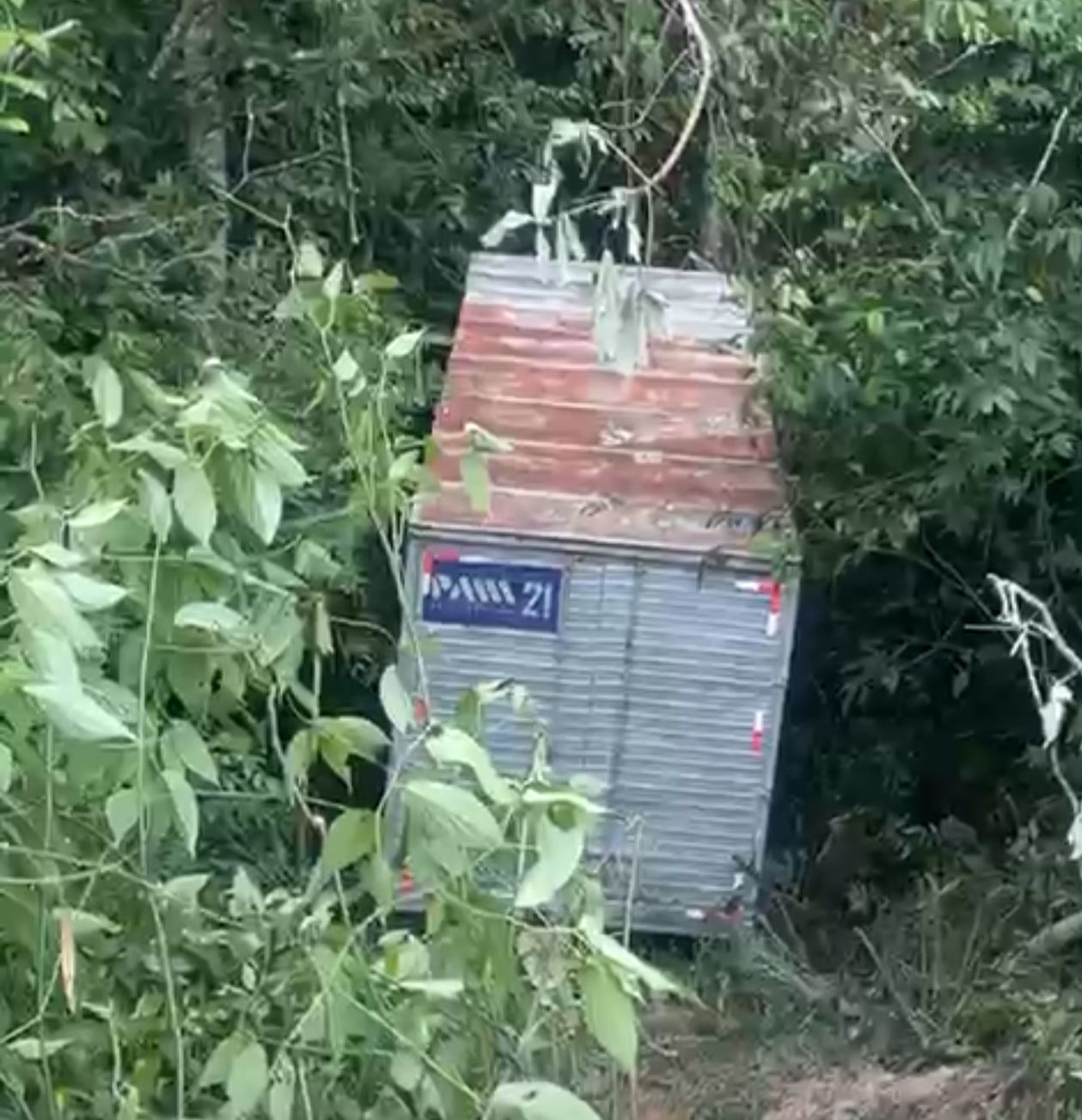 Motorista fica preso às ferragens após carreta cair em ribanceira na Cidade de Deus