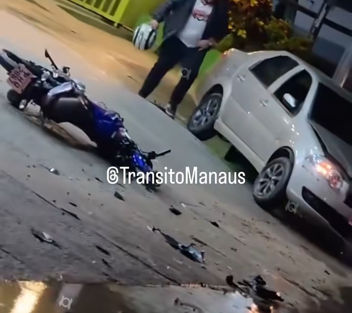 Acidente: Motorista atinge moto e vítimas são lançadas contra o asfalto em Manaus