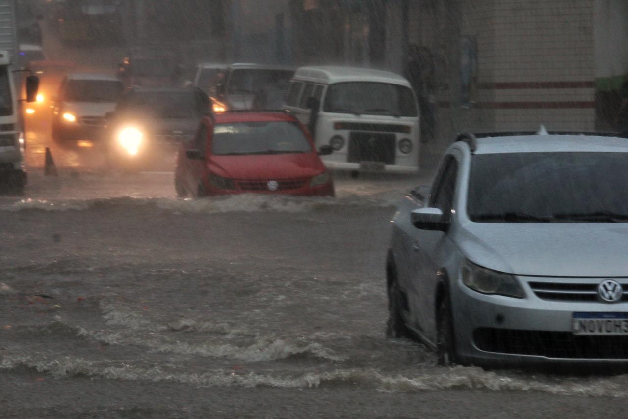 Temporal causa alagamentos no Centro de Manaus e Defesa Civil reforça alerta
