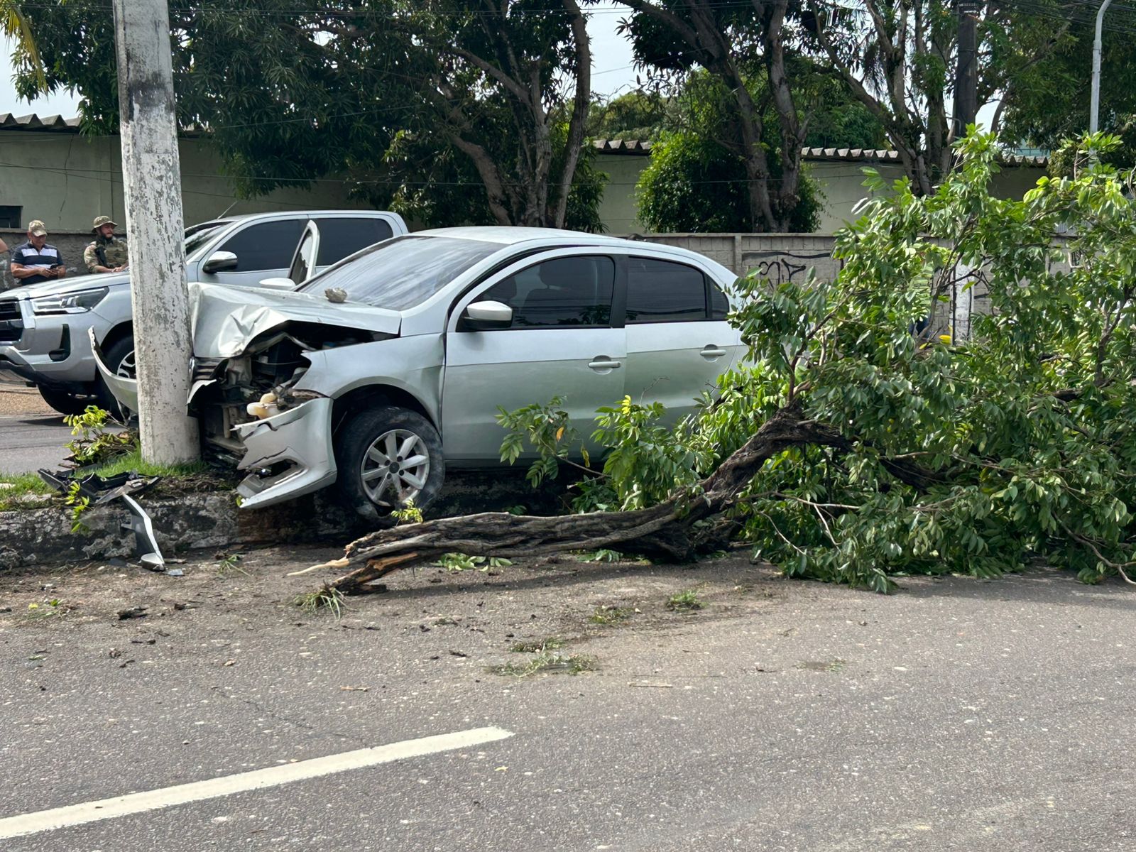 Policial é baleado em perseguição a traficantes na Av. André Araújo; suspeitos bateram em poste