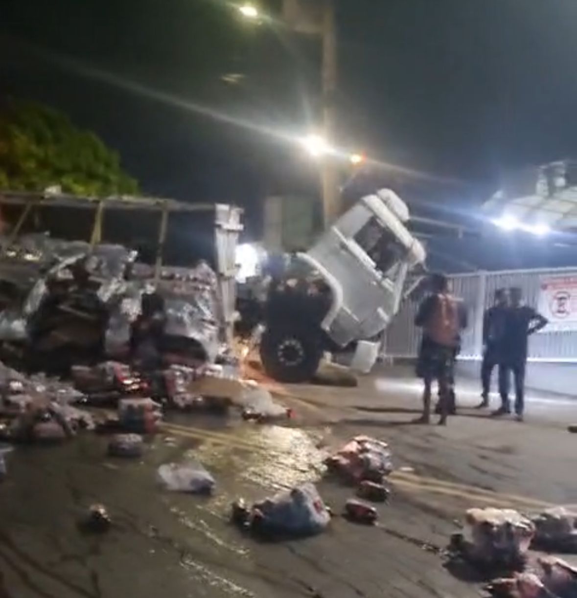 Carga de caminhão tomba e bloqueia entrada de porto na zona Sul
