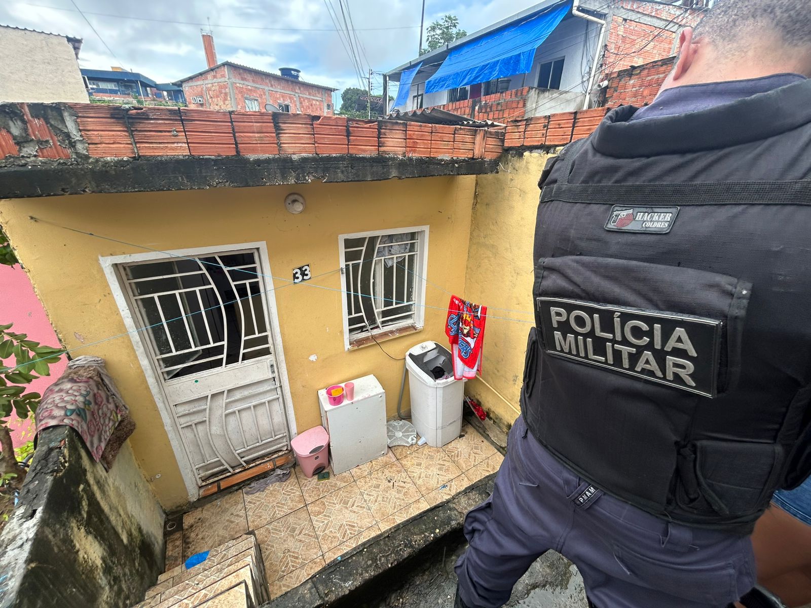 Jovem é encontrada morta em casa após filho pedir comida a pai por vídeo em Manaus