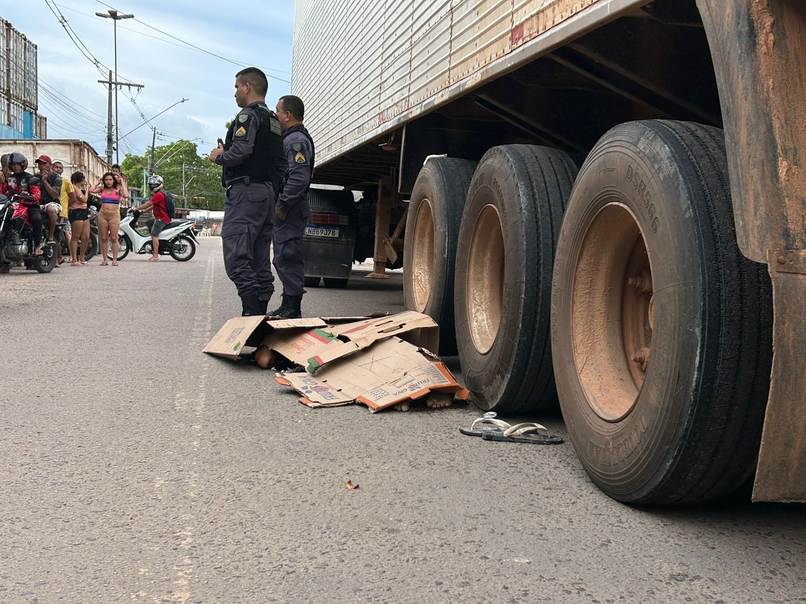 Pedestre é esmagado por carreta no Mauazinho