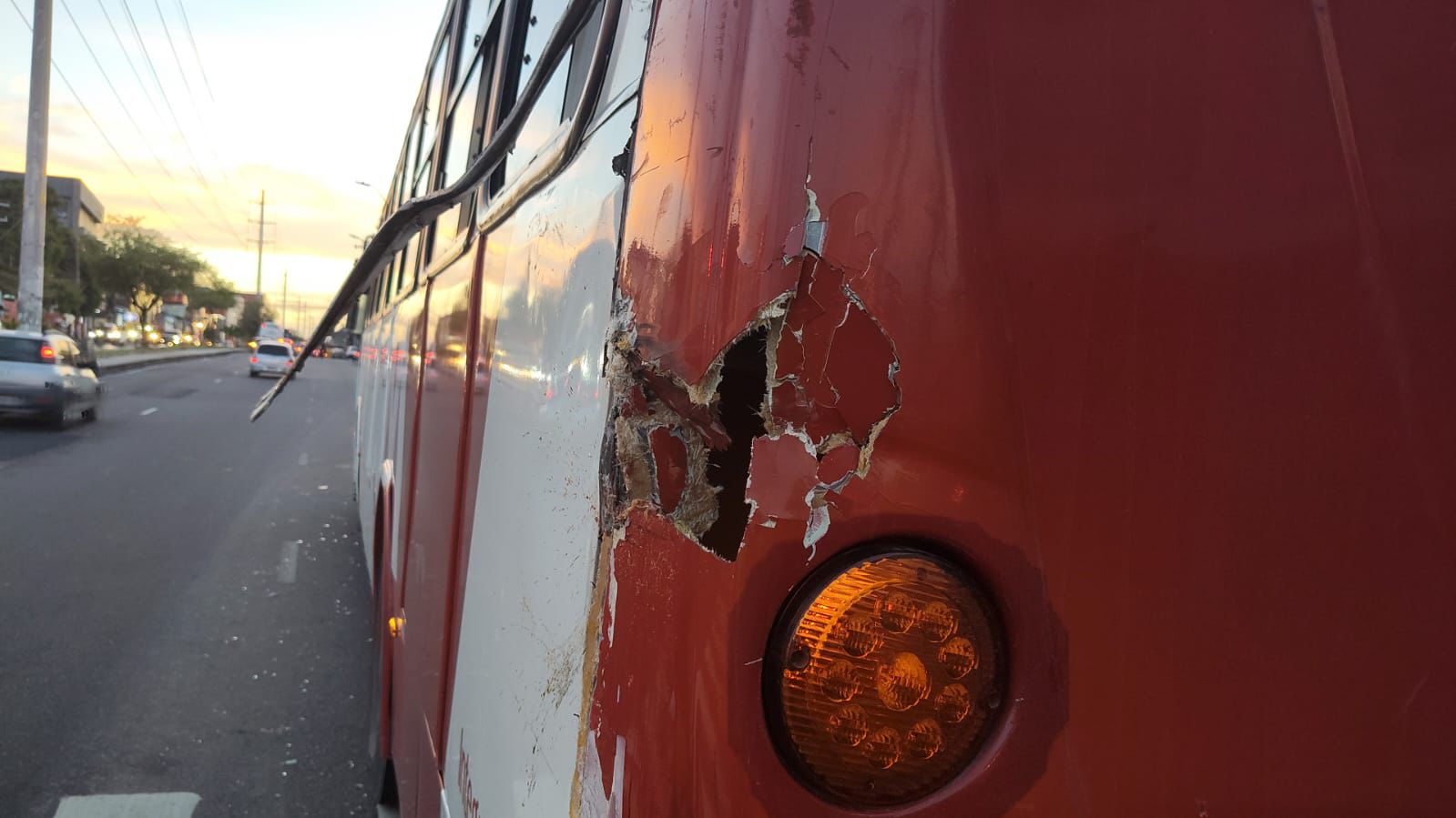 Passageiro de "amarelinho" tem braço arrancado após colisão com ônibus no São José