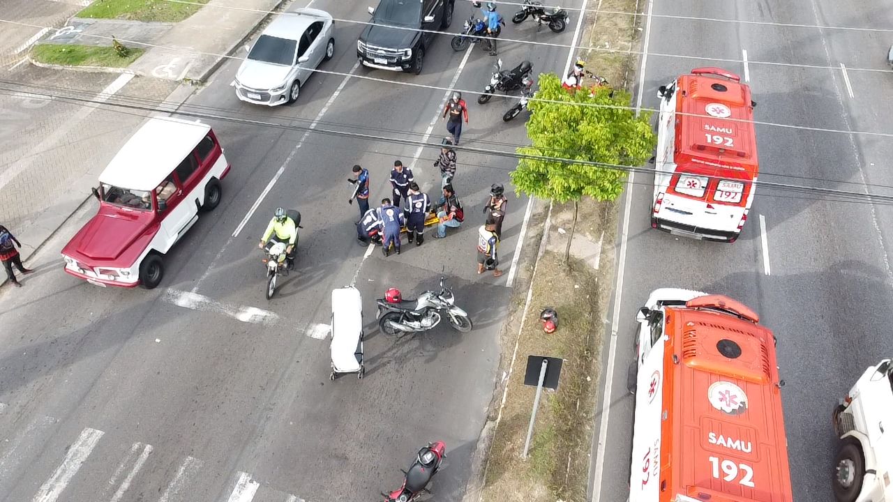 Manobra perigosa em corredor causa acidente e deixa feridos na Cosme Ferreira