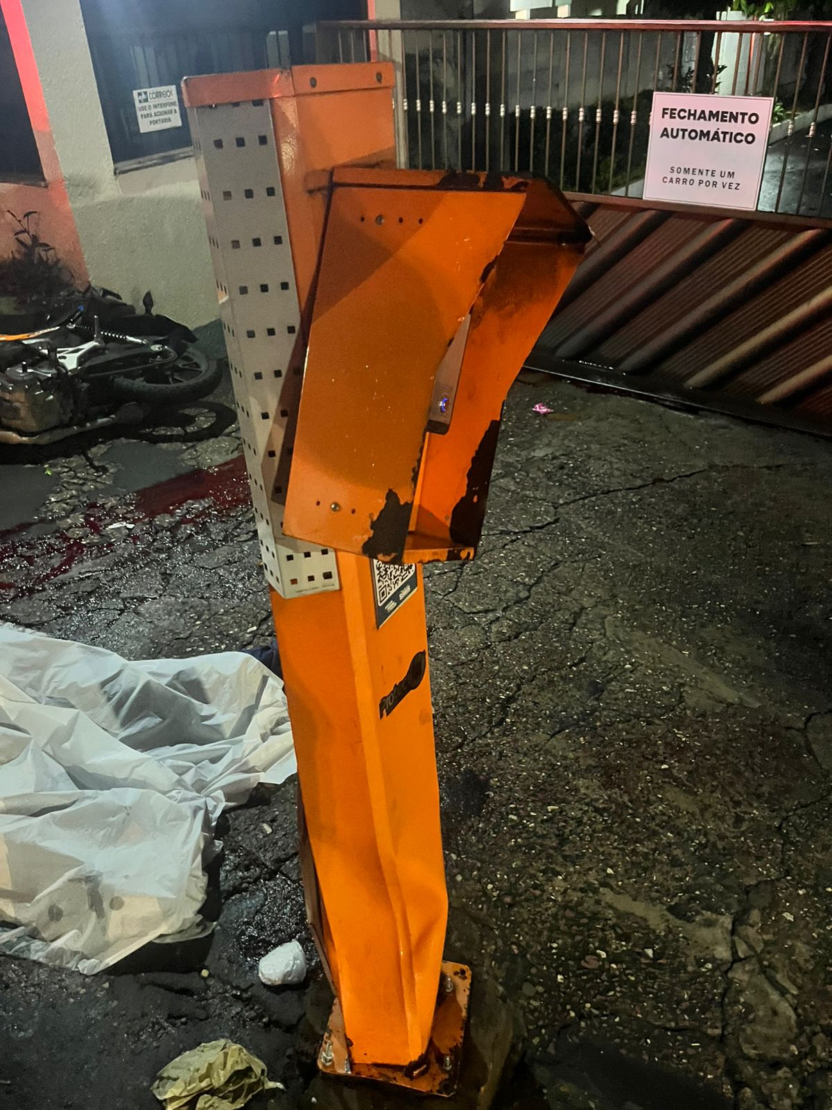 Motociclista morre e esposa fica ferida após colisão com carro suspeito de racha na Av. Efigênio Sales