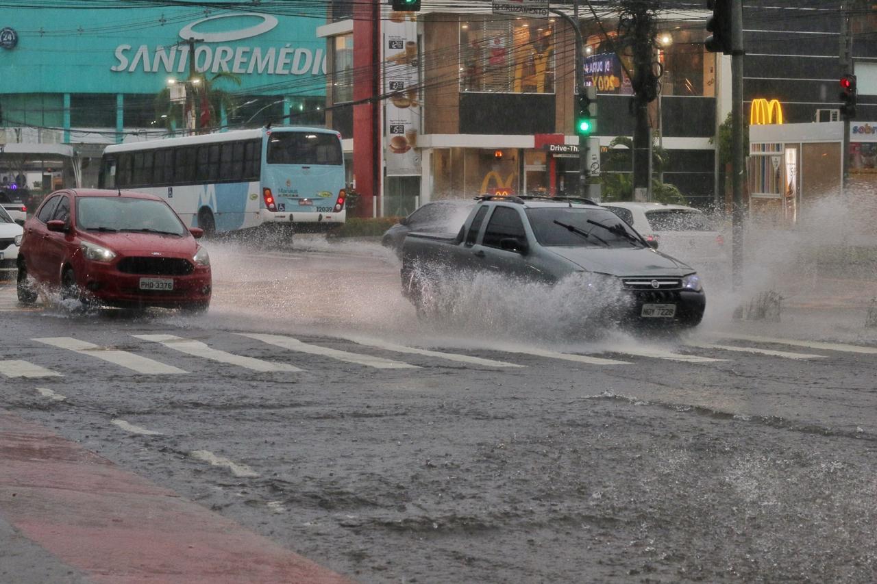 Chuva forte provoca alagamentos nas principais avenidas de Manaus
