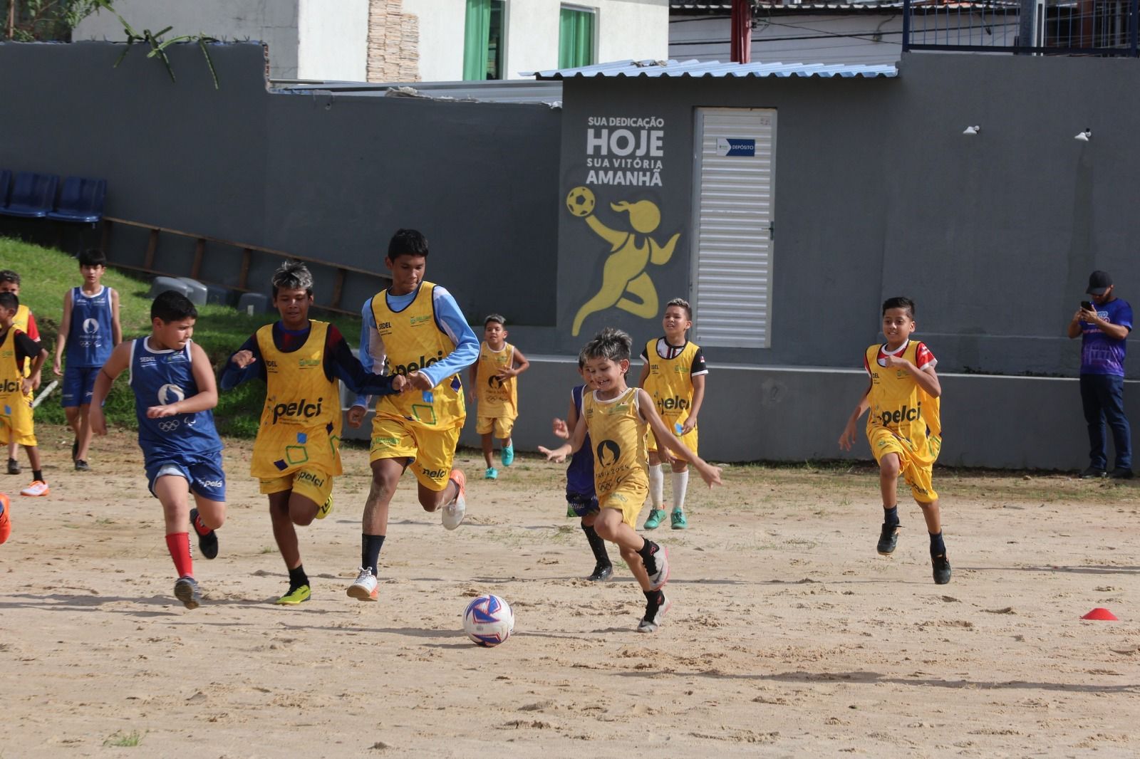 Governo investe R$ 2,7 milhões e entrega arena poliesportiva revitalizada na Compensa