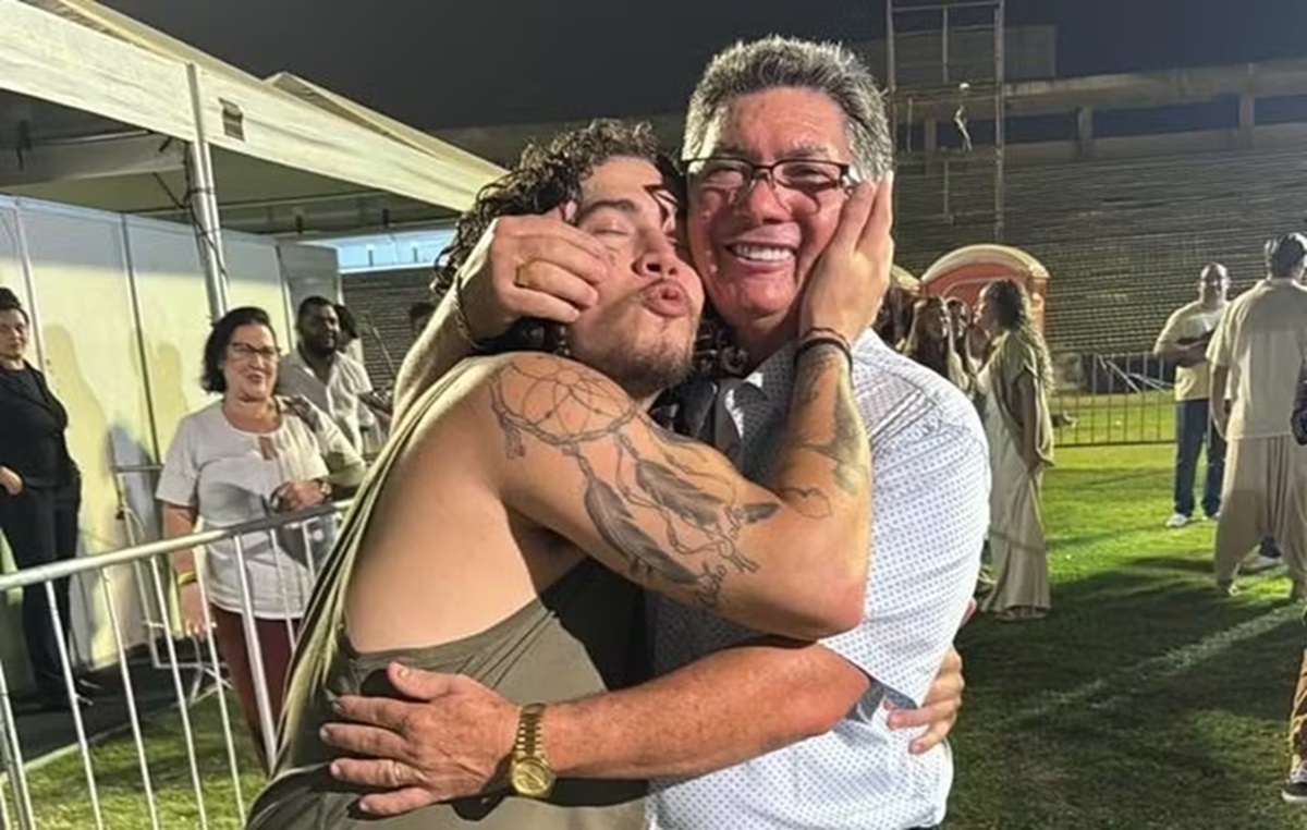 Pai de Whindersson fala sobre estado de saúde do humorista, internado em clínica psiquiátrica