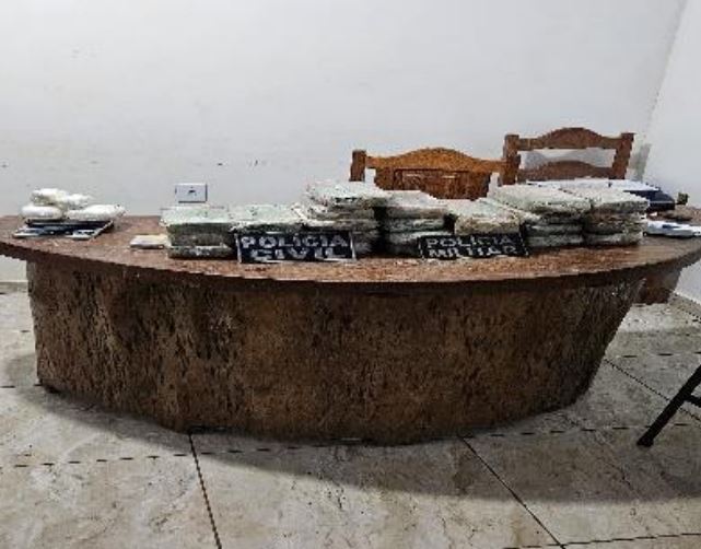 Mulher e dois homens são presos com 27 Kg de crack e cocaína em Apuí