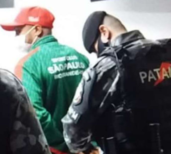 Após espancar árbitro, jogador do São Paulo é preso por tentativa de homicídio