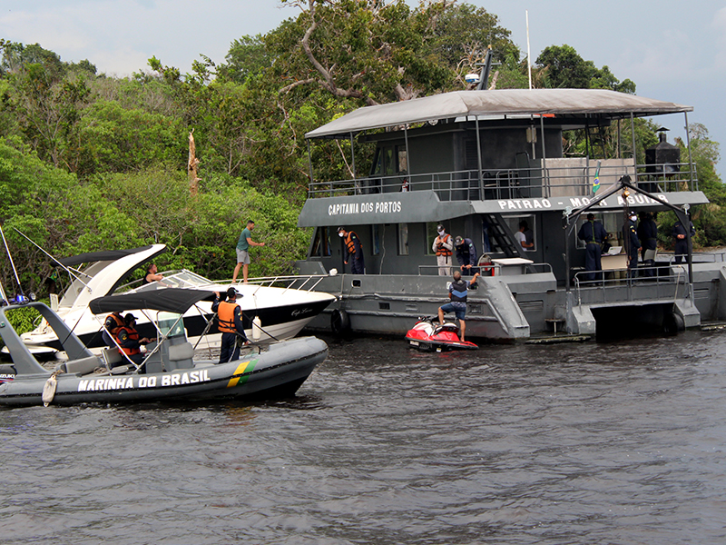 Fiscalização da Marinha notifica 96 embarcações e lacra 11 flutuantes em Manaus