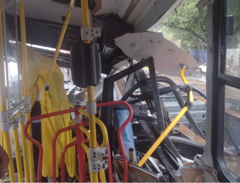 Cobradora ferida em acidente com ônibus em Manaus está na UTI