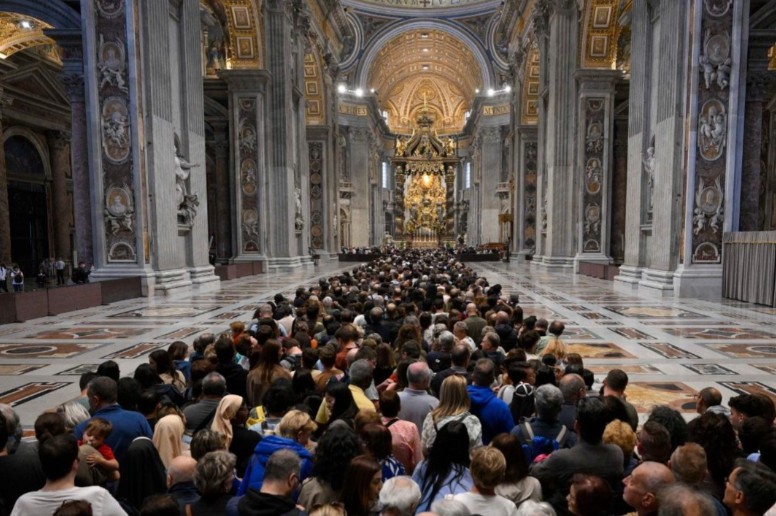 Velório do papa Francisco chega ao último dia com filas gigantes de fiéis