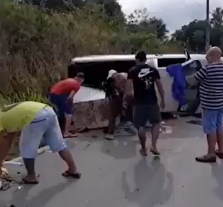 Casal fica ferido após carro capotar na rodovia AM-010