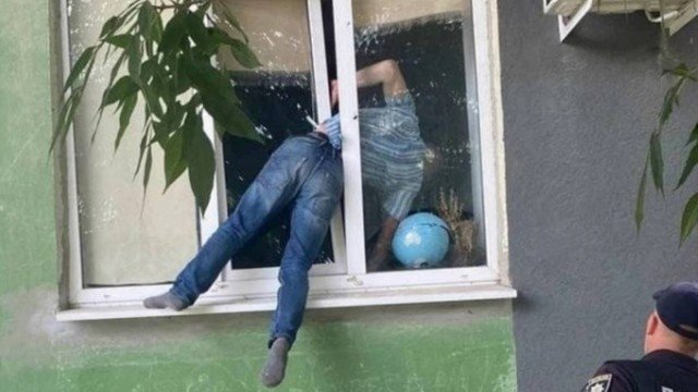 Homem tenta invadir casa da ex-namorada e fica preso em janela