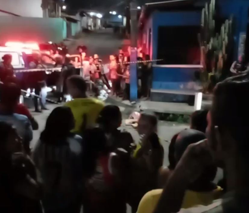 Adolescente executado em comunidade de Manaus levou 17 tiros; Salão foi atingido no ataque